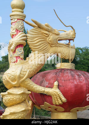 Dragon d'or sur perche en Thaïlande Banque D'Images