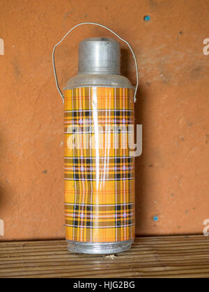 Bouteille thermos sur la table Banque D'Images