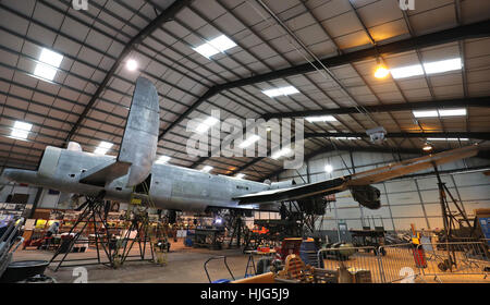 Vue générale de l'Avro Lancaster NX611 'Jane' comme travaux de restauration continuer sur l'avion au centre du patrimoine mondial de l'aviation du Lincolnshire à East Kirkby, Licolnshire. Banque D'Images