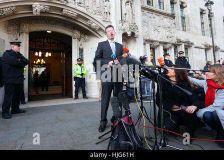 Procureur général Jeremy Wright QC en dehors de la Cour suprême de Londres après les juges britanniques les plus hauts a statué que le premier ministre Theresa peut n'a pas le pouvoir de déclencher le processus officiel pour l'UK's sortie de l'Union européenne sans que le Parlement ait son mot à dire. Banque D'Images