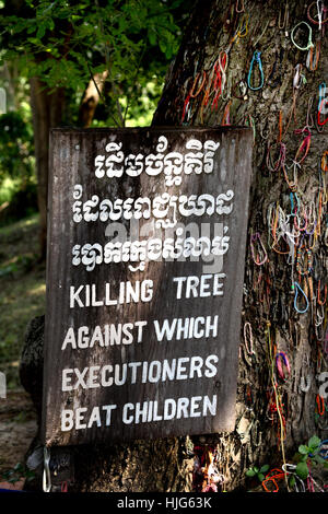 Arbre mort contre lequel les bourreaux battre les enfants - Site Memorial The Killing Fields - Musée de Choeung Ek Cambodge ( fosse commune des victimes de Pol Pot - Khmers rouges à partir de 1963 - 1997. Phnom Penh Cambodge ) Banque D'Images