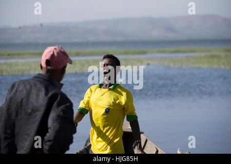 Deux hommes marchandage sur les poissons à l'Amora Geddel marché de poissons d'Awassa, Ethiopie, Banque D'Images