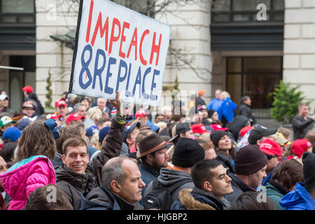 Washington, DC, USA - 20 janvier 2017 - des manifestants et des partisans de l'atout de Donald attendre au contrôle de sécurité avant l'inauguration de l'Atout. Banque D'Images