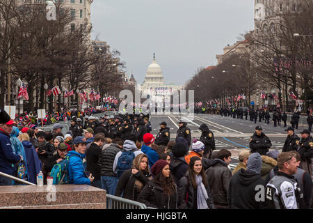 Washington, DC, USA - 20 janvier 2017 - des manifestants, partisans, et police line Pennsylvania Avenue avant que le Président Donald Trump's parade inaugurale. Banque D'Images