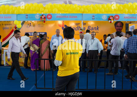 HYDERABAD, INDE - JAN 19,2017 Un bénévole prend une photo à Digi Dhan Mela à Hyderabad.Les 2 jours mela est organisé par le gouvernement de l'Inde et Telangana t Banque D'Images