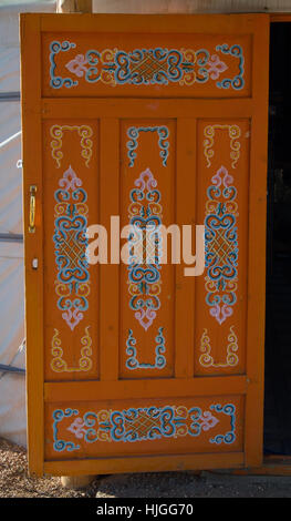 Ger mongole yourte orange ou de panneaux de porte en bois peints à la main avec motif défilement élaborés. Face intérieure de porte représentée. Banque D'Images