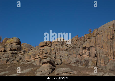 Pierre sauvage des montagnes avec des énormes rochers en premier plan et ciel bleu profond au-dessus. Photographié en Mongolie. Banque D'Images