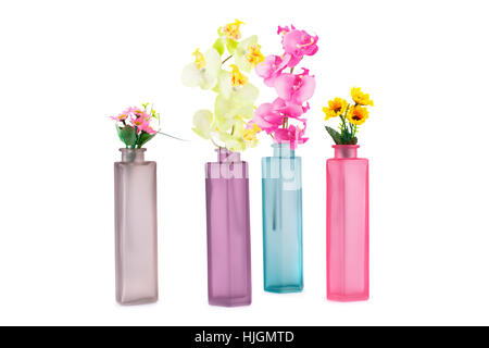 Tissu coloré des fleurs dans des vases de verre isolé sur fond blanc. Banque D'Images