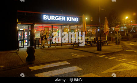 Burger king avec les adolescents drumchapel dans la nuit Banque D'Images