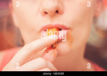 Femme malpropre de prendre une bouchée des frites Banque D'Images