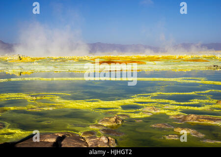 Des couleurs vives et des formations de roche frappant dans le paysage d'un autre monde de Dalol, l'Éthiopie dans le désert la dépression Danakil Banque D'Images