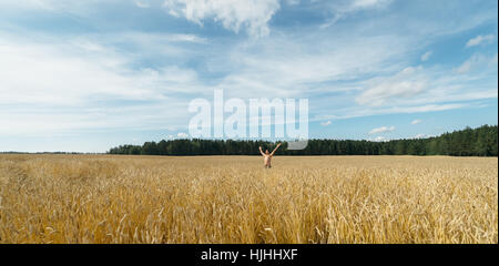 L'homme apprécie le soleil et le vent dans la nature de champ de blé russe Banque D'Images