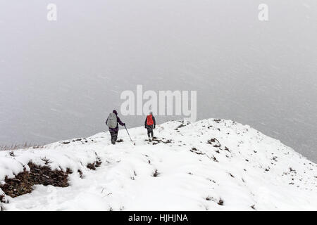 Les promeneurs sur la montagne de Barrow dans des conditions météo qui se dégradent Lake District Cumbria UK Banque D'Images