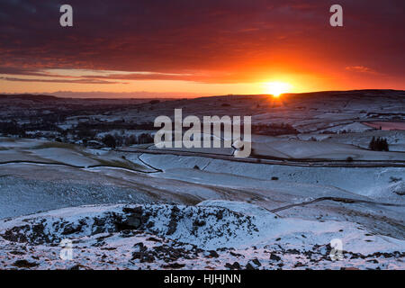 Lever du soleil à partir de l'ancien tumulus funéraire de Kirkcarrion, Lunedale Teesdale, County Durham UK Banque D'Images