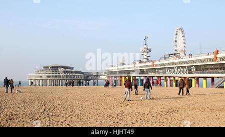 Les gens sur la plage près de la jetée de Scheveningen à la station balnéaire de la mer du Nord de Scheveningen - Den Haag (La Haye), Pays-Bas Banque D'Images