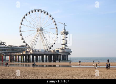 Grande Roue et la tour de saut à l'embarcadère, à Scheveningen. Station balnéaire de la mer du nord de Scheveningen - Den Haag (La Haye) Pays-Bas Banque D'Images