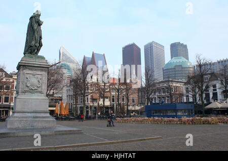 Plein square, La Haye (Den Haag), Pays-Bas, avec les gratte-ciel modernes. Statue Willem van Oranje (Guillaume d'Orange, 1533-84) Banque D'Images