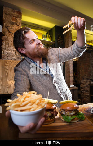 Les pubs et les restaurants pourraient bientôt être à l'amende pour servir des plats cuisinés maison triple chips, Andy Balle, manager de White Lion Pub Finsbury Park, Royaume-Uni Banque D'Images