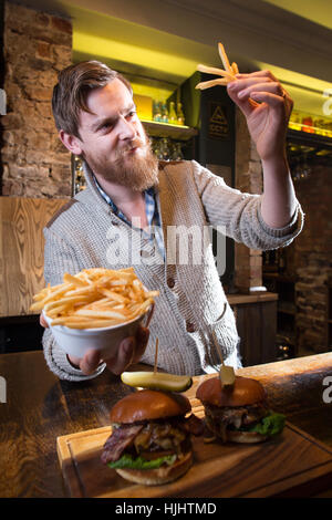 Les pubs et les restaurants pourraient bientôt être à l'amende pour servir des plats cuisinés maison triple chips, Andy Balle, manager de White Lion Pub Finsbury Park, Royaume-Uni Banque D'Images