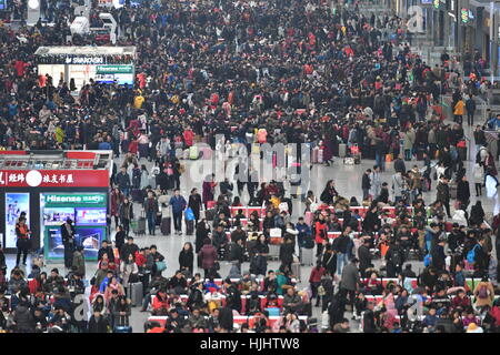 Foule - 20/01/2017 - Chine / Shanghai - Chine Nouvel an fête du printemps vacances Chine entrera Samedi 28 janvier dans l'année du Coq. La grande migration, chacun rentre chez soi dans les provinces, les grandes villes sont désertées, il n'y a plus de billets de trains, les stations sont bondés. 1,18 milliards de voyageurs sont attendus. - Gilles Aygalenq / Le Pictorium Banque D'Images