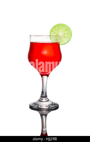 Cocktail rouge et citron vert sur fond blanc. Banque D'Images