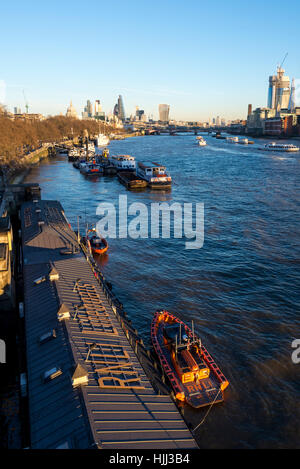 La Tamise et les toits de la ville de Londres, London, UK Banque D'Images