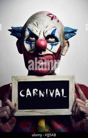 Portrait D Un Clown Malefique Effrayant Avec Un Tableau Sur Le Texte Ecrit En C Est L Halloween Photo Stock Alamy