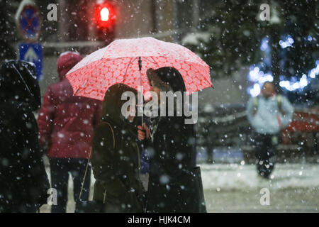 Deux femmes avec un parapluie debout à l'intérieur de passage de piétons lors de fortes chutes de neige dans la région de Zagreb, Croatie. Banque D'Images