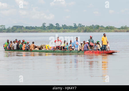 Un canoë de pirogue motorisé agit comme un ferry pour le transport des habitants de petits villages sur le fleuve Sepik pour Pagwi. Banque D'Images