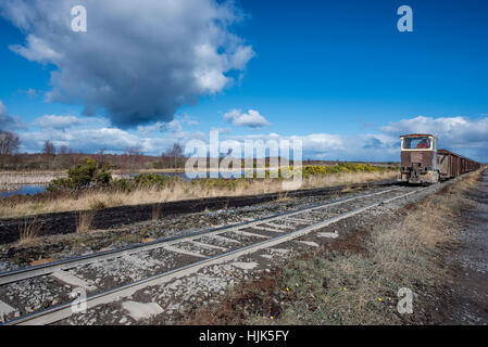 La Tourbière de West Offaly Railway remplis de tourbe sur le chemin de la station d'alimentation. Banque D'Images