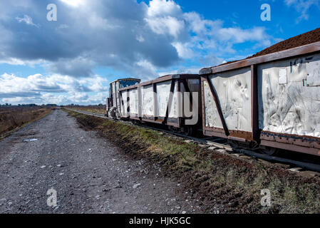 La Tourbière de West Offaly Railway remplis de tourbe sur le chemin de la station d'alimentation. Banque D'Images