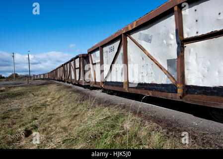 La Tourbière de West Offaly Railway remplis de tourbe sur le chemin de la station d'alimentation. Banque D'Images