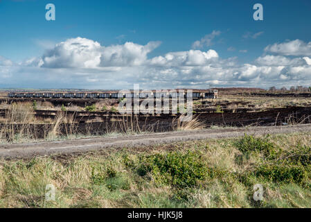 La Tourbière de West Offaly Railway remplis de tourbe sur le chemin de la station d'alimentation. Banque D'Images