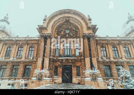 CEC Bank (Casa de Economii si Consemnatiuni) au cours de la tempête de neige dans le centre-ville de Bucarest. Banque D'Images