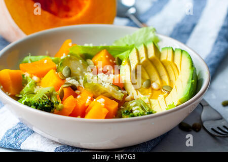 Salade saine à la citrouille, couscous et l'avocat. L'amour pour une saine nourriture vegan concept Banque D'Images