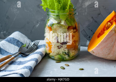 Salade saine à la citrouille, le couscous et le tofu dans un bocal. L'amour pour une saine nourriture vegan concept Banque D'Images