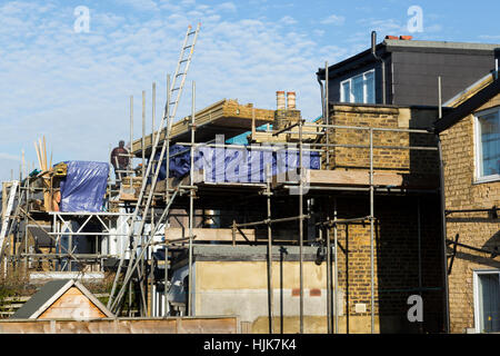 Un échafaudage pour deux nouvelles lucarnes dormas dormer / / / dortoir sur le toit / toiture de maison victorienne avec terrasse / maisons. UK Banque D'Images