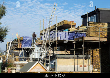 Un échafaudage pour deux nouvelles lucarnes dormas dormer / / / dortoir sur le toit / toiture de maison victorienne avec terrasse / maisons. UK Banque D'Images