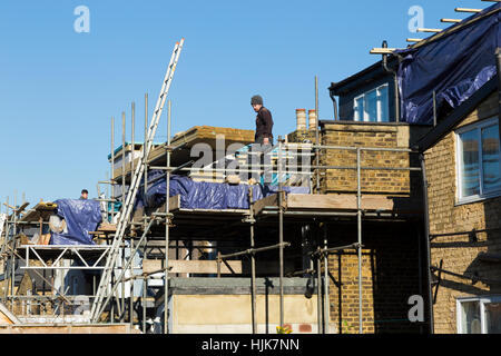 Un échafaudage pour deux nouvelles lucarnes dormas dormer / / / dortoir sur le toit / toiture de maison victorienne avec terrasse / maisons. UK Banque D'Images