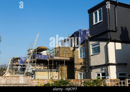 Un échafaudage pour deux nouvelles lucarnes dormas dormer / / / dortoir sur le toit / toiture de maison victorienne avec terrasse / maisons. UK Banque D'Images