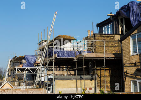 Un échafaudage pour deux nouvelles lucarnes dormas dormer / / / dortoir sur le toit / toiture de maison victorienne avec terrasse / maisons. UK Banque D'Images