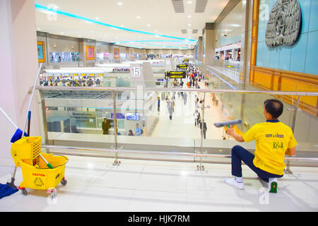 Service de nettoyage à l'œuvre dans l'Aéroport International de Don Mueang . Banque D'Images