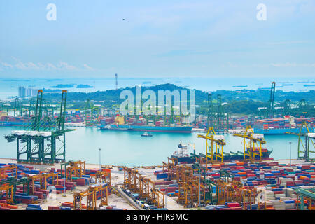 Avion survolant le port de fret de Singapour Banque D'Images