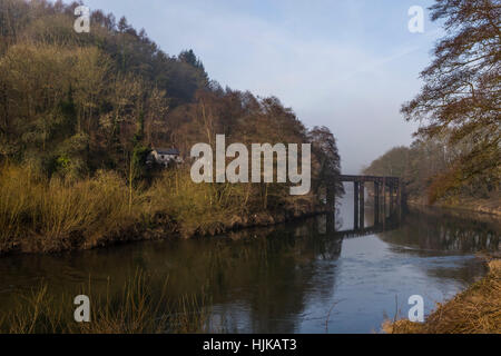 L'hiver dans la vallée de la Wye à Redbrook bridge, Monmouthshire, Wales. Banque D'Images