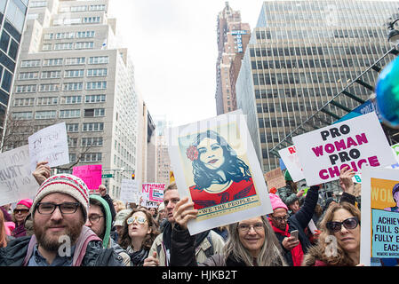 Les manifestants à la Marche des femmes qui a eu lieu à New York le 21 janvier 2017. Banque D'Images