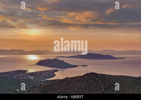 Coucher du soleil à Perdika village et Moni îlot dans l'île d'Egine situé dans le golfe Saronique, près d'Athènes, Grèce Banque D'Images