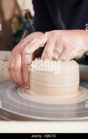 Close Up de Potter de la pâte à modeler sur roue Banque D'Images