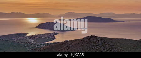 Coucher du soleil à Perdika village et Moni îlot dans l'île d'Egine situé dans le golfe Saronique, près d'Athènes, Grèce Banque D'Images