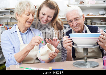 Senior Couple with Teacher In Pottery Class Banque D'Images