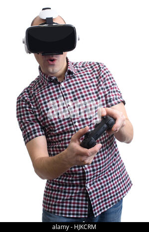 Homme portant un casque de réalité virtuelle et jeux vidéos. Isolé Banque D'Images